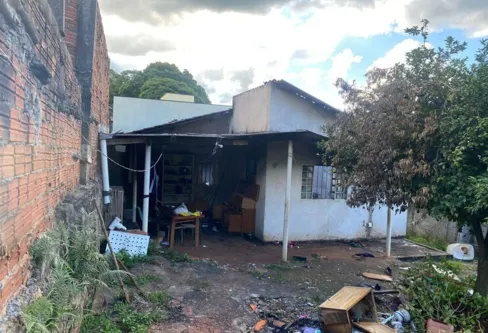 Imagem descritiva da notícia Homem é resgatado de casa incendiada