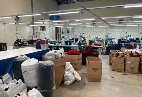 Imagem descritiva da notícia Operação apreende bonés ‘piratas’ avaliados em R$ 3 mi em Apucarana