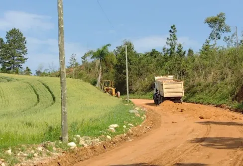 Imagem descritiva da notícia Estado inicia repasses para recuperação de estradas rurais