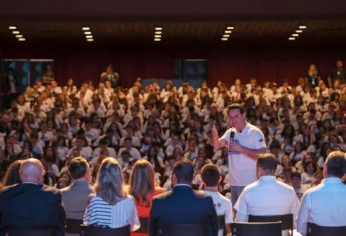 Imagem descritiva da notícia Paraná vai enviar mil alunos em intercâmbio internacional