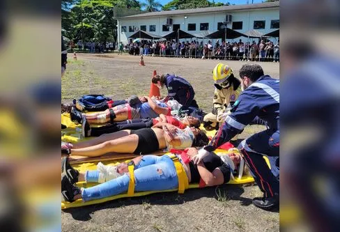 Imagem descritiva da notícia Simulação de acidente capacita equipes de socorristas da região