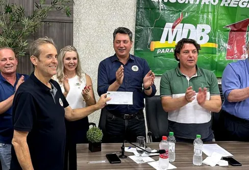 Imagem descritiva da notícia Vice-prefeito de Ivaiporã assina filiação ao MDB