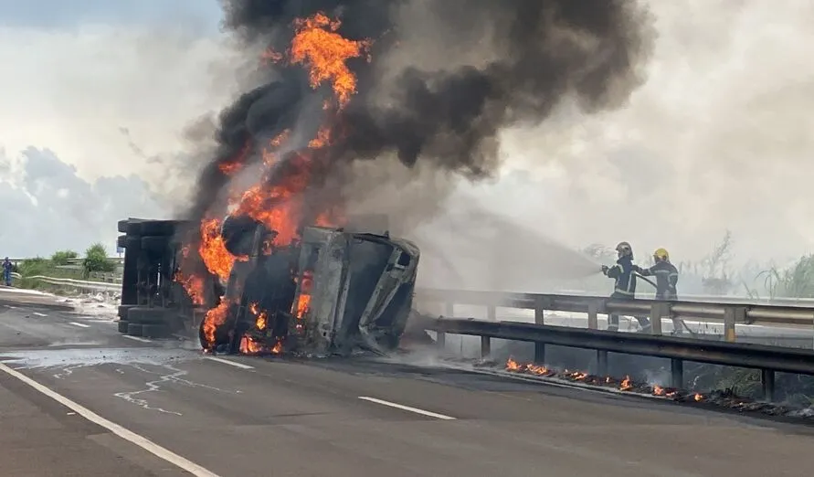Imagem descritiva da notícia Motorista morre após incêndio em carreta no Contorno Sul