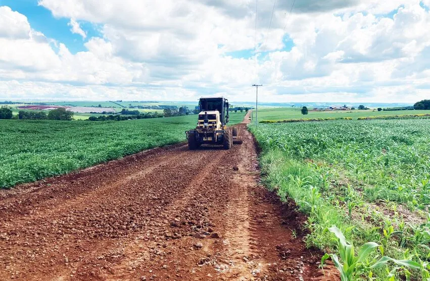 Imagem descritiva da notícia Prefeitura de Arapongas investe na recuperação
de estradas rurais