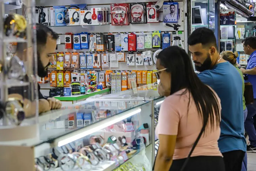 Londrina, 28 de julho de 2023 - Comércio em shopping popular na cidade de Londrina.