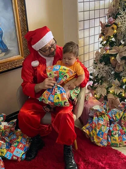 Imagem descritiva da notícia Médico se veste de Papai Noel e faz a alegria de crianças em hospital
