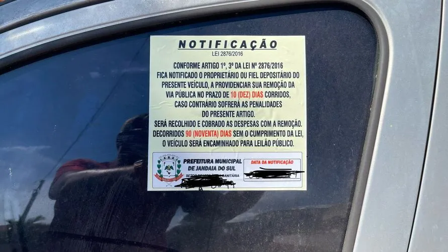 Notificações são afixadas nos carros