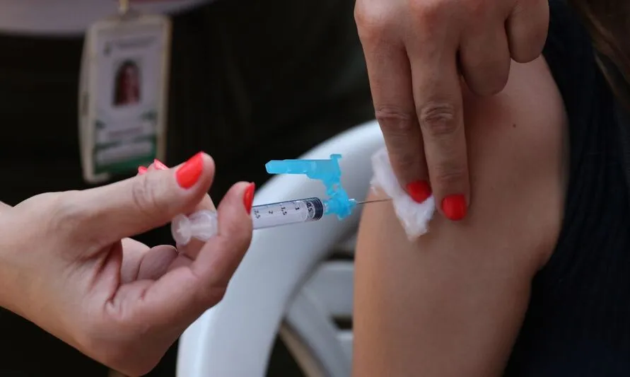 Imagem descritiva da notícia Paraná deve vacinar mais de
150 mil pessoas contra dengue