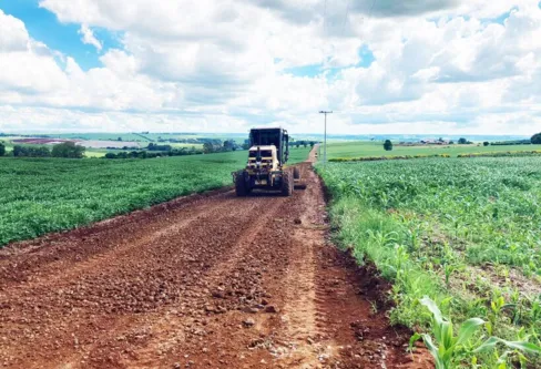 Imagem descritiva da notícia Prefeitura de Arapongas investe na recuperação
de estradas rurais