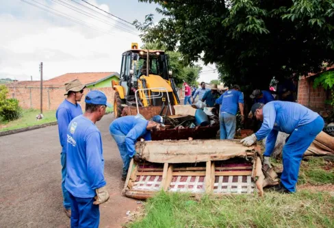 Imagem descritiva da notícia Em quatro dias, Apucarana recolhe 70 caminhões de inservíveis