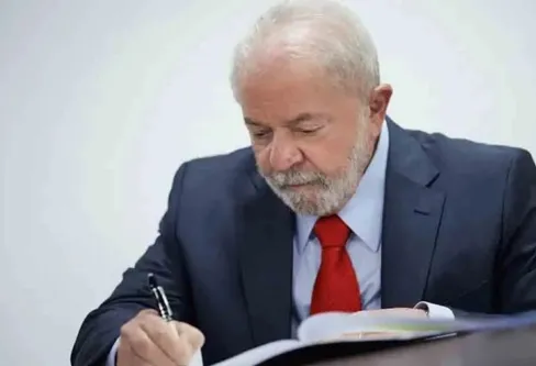 Imagem descritiva da notícia Lula sanciona lei que tipifica bullying no Código Penal