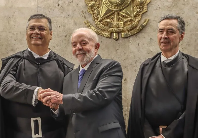 Brasília (DF), 22/02/2024, O Supremo Tribunal Federal (STF) realiza sessão solene de posse do novo ministro da Corte, Flávio Dino. Na foto o presidente Lula, o ministro Flavio Dino e o presidente do STF, Luiz Roberto Barroso. Foto: Valter Campanato/Agência Brasil