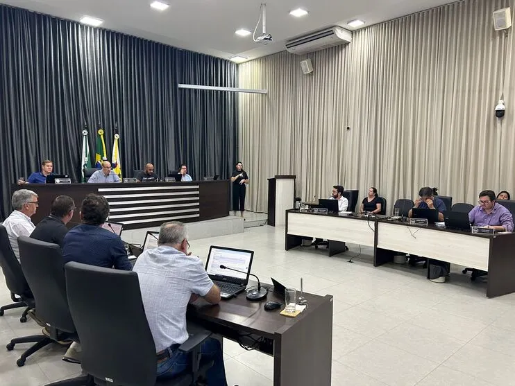 Imagem descritiva da notícia Câmara aprova pedidos 
e moções em Apucarana