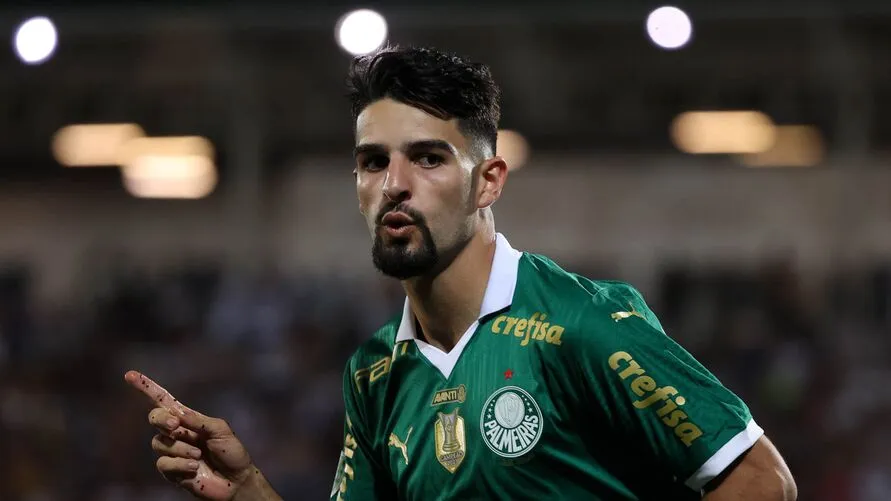 O jogador Flaco López, da SE Palmeiras, comemora seu gol contra a equipe do EC Santo André, durante partida válida pela quinta rodada, do Campeonato Paulista, Série A1, no Estádio Bruno José Daniel. (Foto: Cesar Greco/Palmeiras/by Canon)