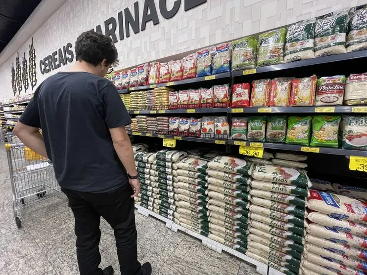 Imagem descritiva da notícia Preço do arroz aumenta mais de 35% e pacote chega a R$ 40