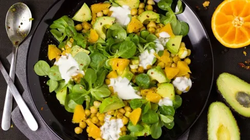 Imagem descritiva da notícia Salada de grão de bico e abacate é opção refrescante no almoço e no jantar