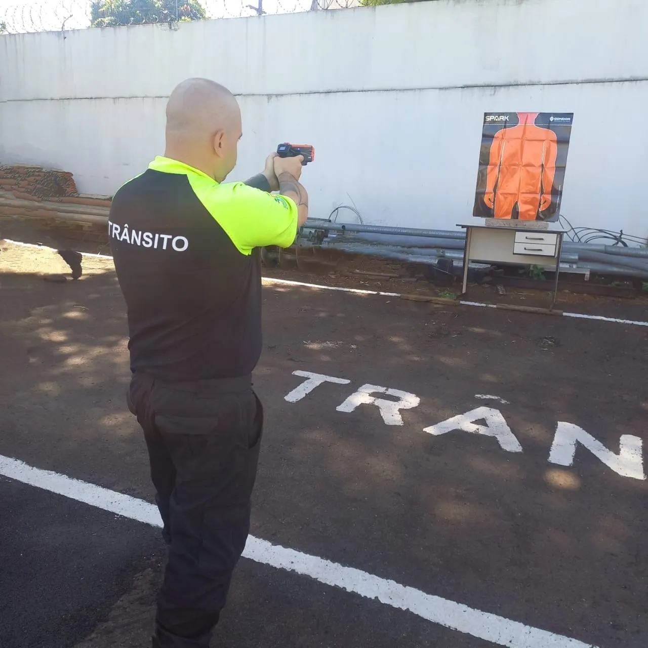 Imagem descritiva da notícia Agentes de trânsito de Apucarana são treinados para usar armas elétricas