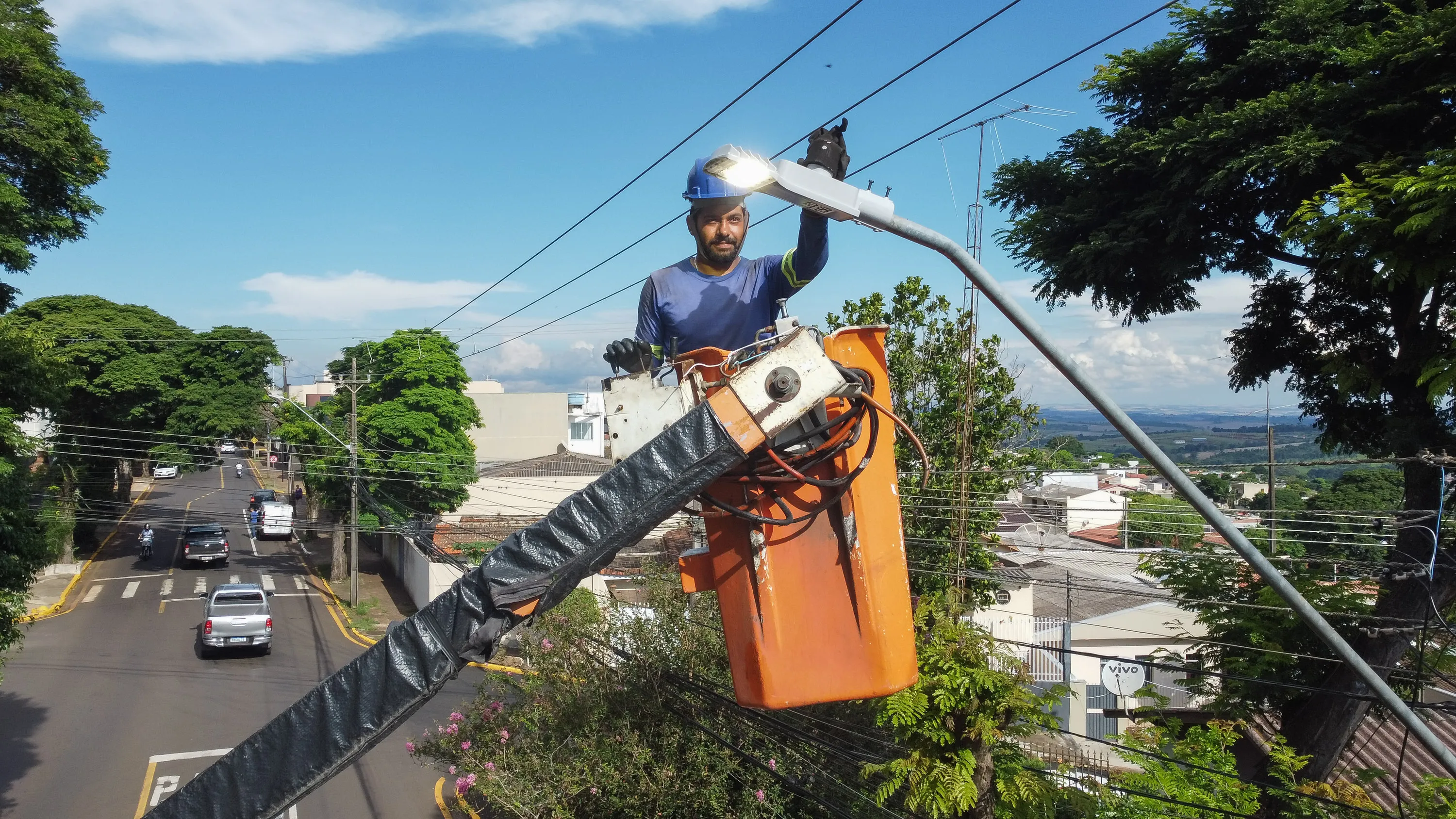 Imagem descritiva da notícia Prefeitura substitui luminárias na Rua Padre Severino Cerutti