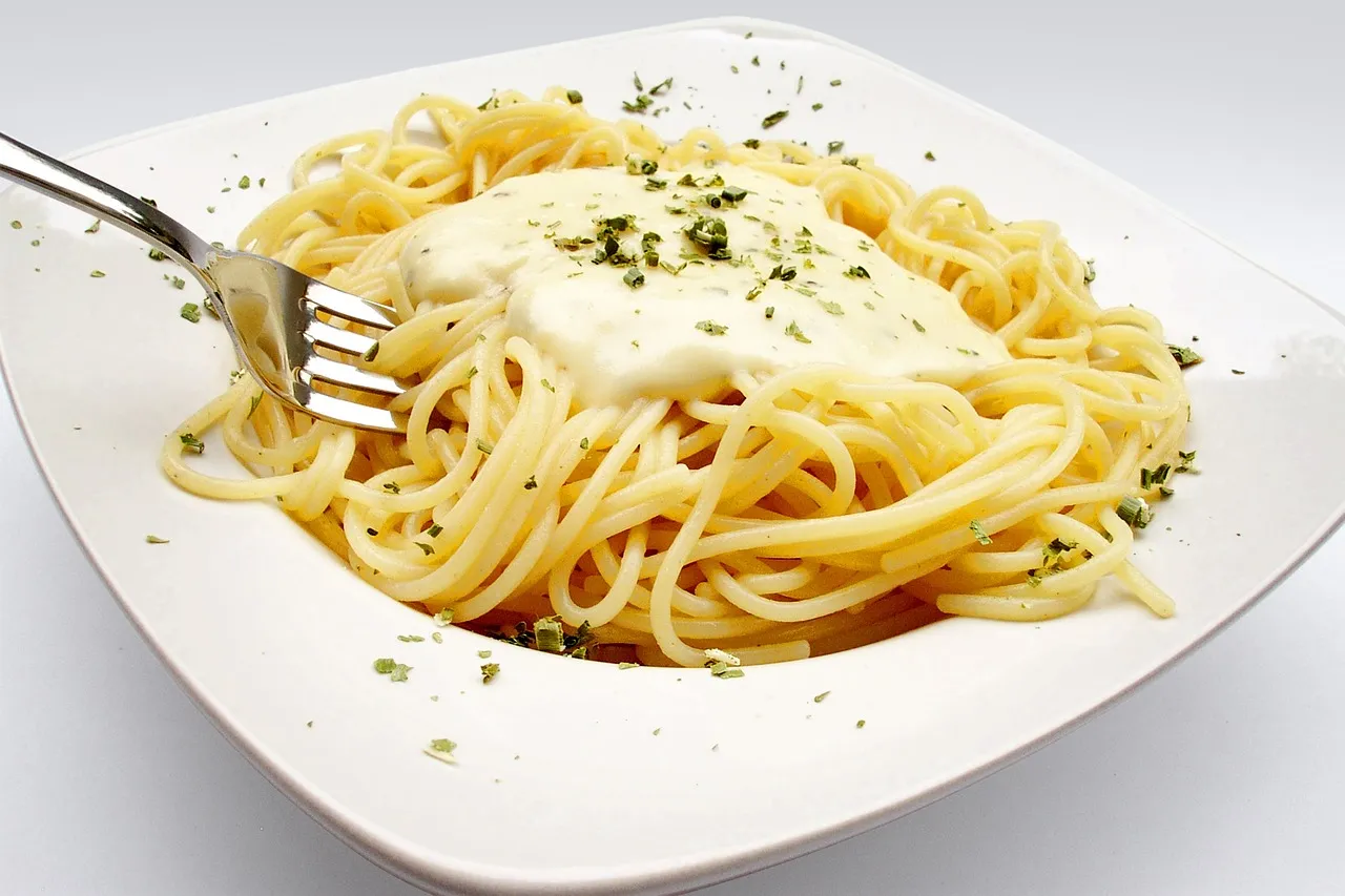 Imagem descritiva da notícia Espagueti com molho de queijo e couve-flor vai te surpreender