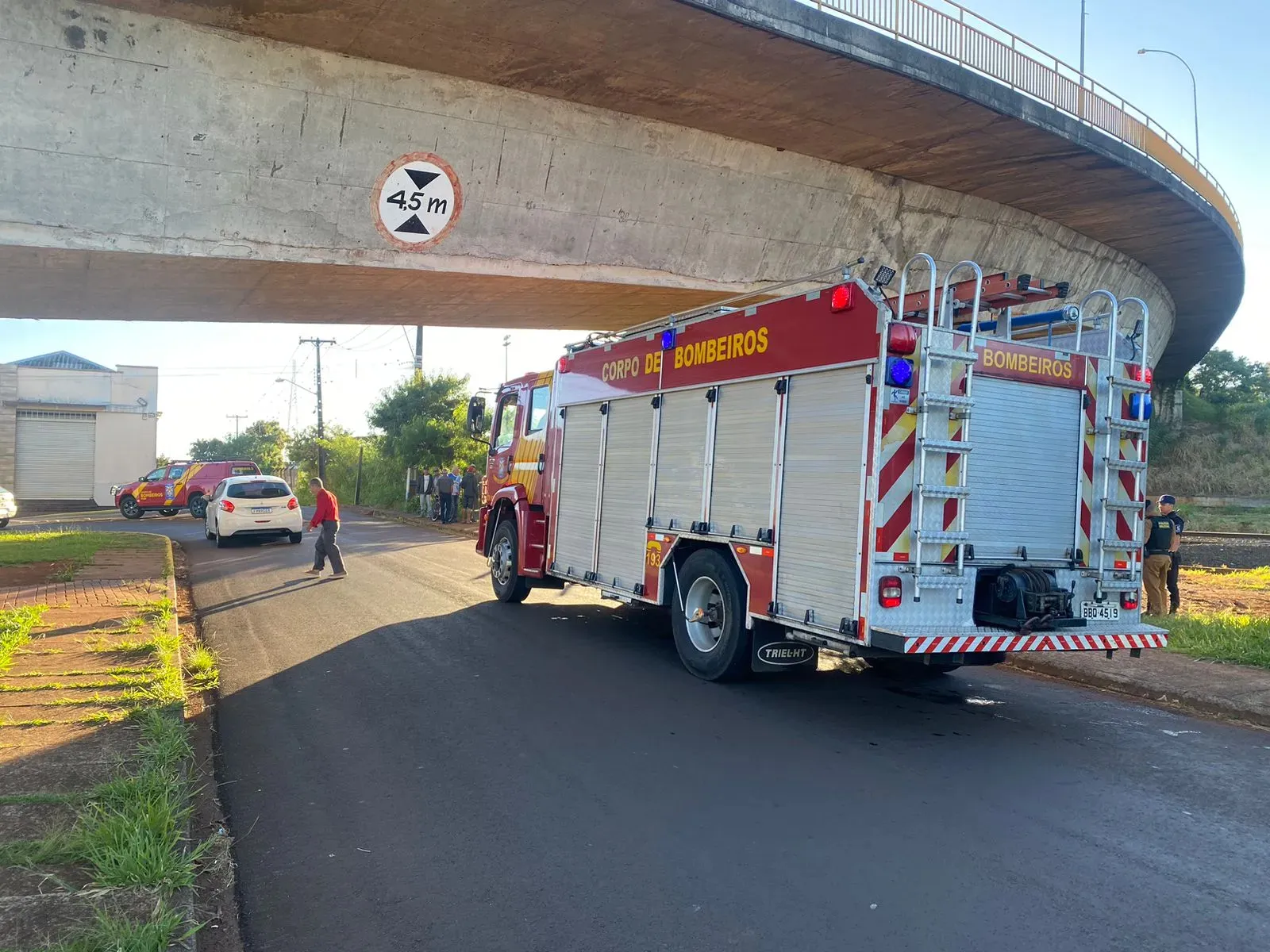 Imagem descritiva da notícia Jovem fica ferido com gravidade após queda de viaduto