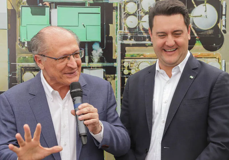 Lapa, 30 de junho de 2023 - O governador Carlos Massa Ratinho Jr., o vice-presidente Geraldo Alckimin e o presidemte do Grupo Potencial, Arnoldo Hammerschimidt lanÃ§am a pedra fundamental da esmagadora de soja para produÃ§Ã£o de biodiesel.