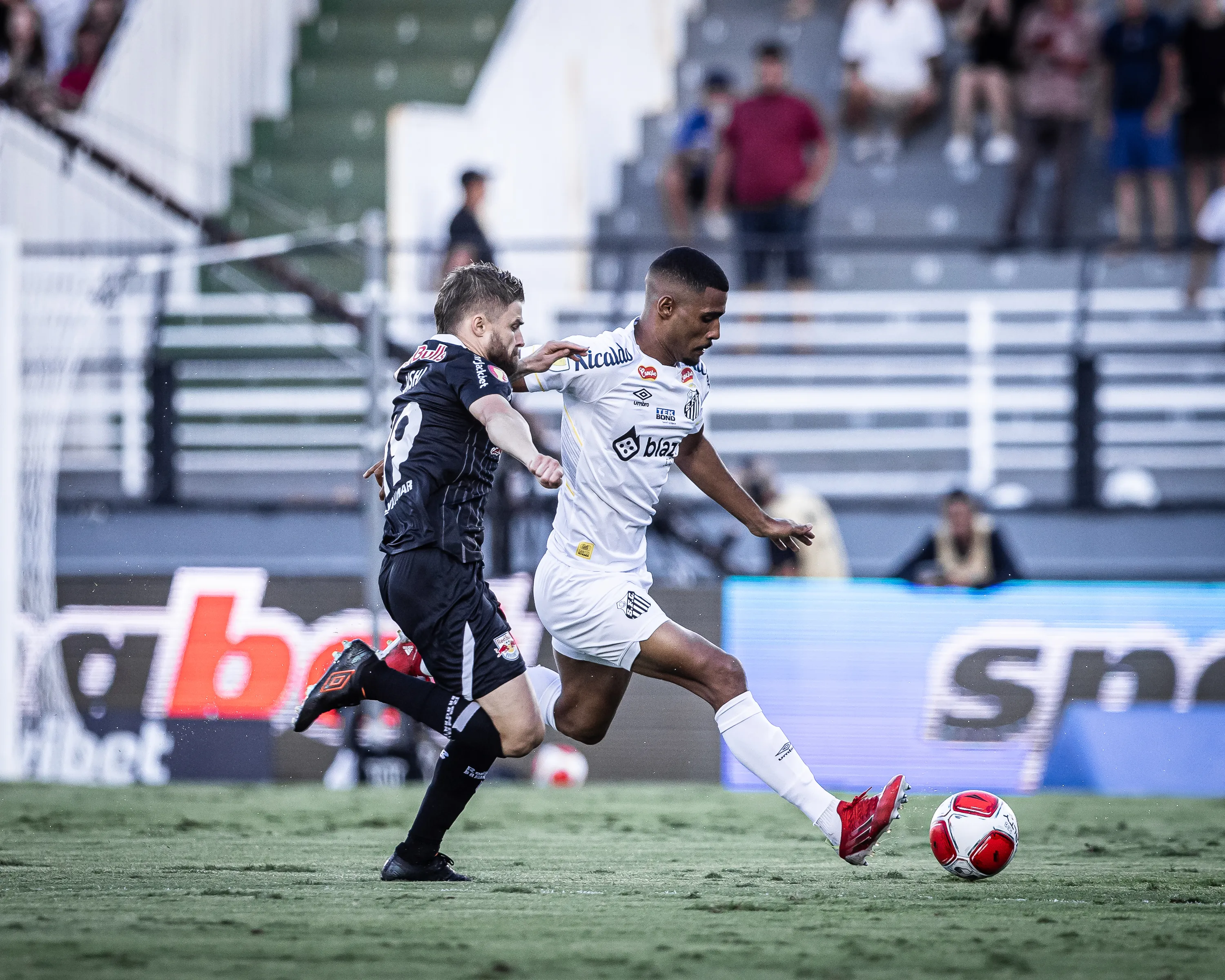 Imagem descritiva da notícia Santos e Bragantino jogam por vaga na final do Paulistão
