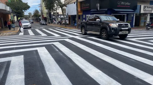 Imagem descritiva da notícia Novo modelo de faixa de pedestre chama atenção na Rua Ponta Grossa