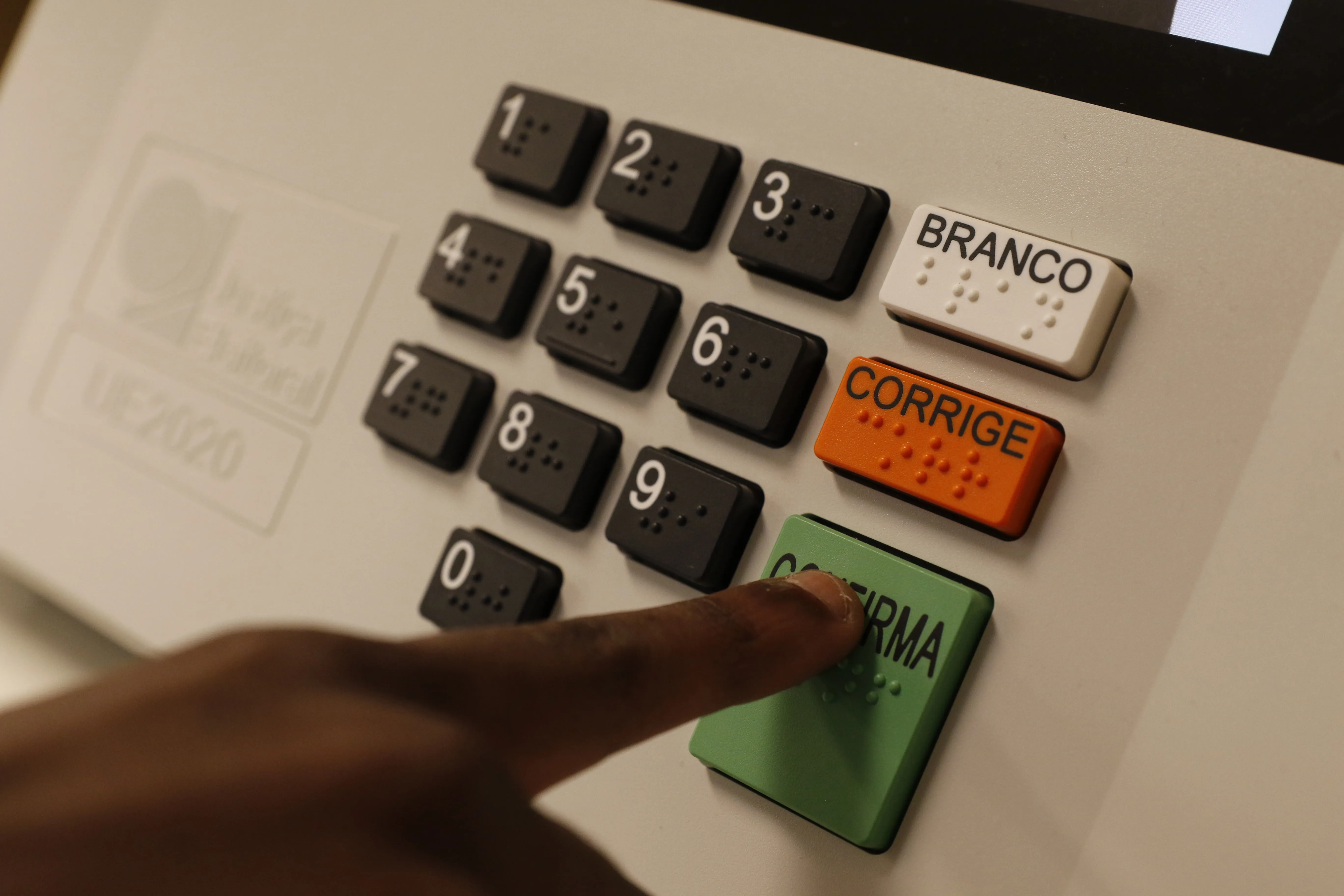 Cabina de votação com a nova urna modelo UE2020 é apresentada em seção eleitoral simulada no Tribunal Regional Eleitoral, no centro do Rio de Janeiro.