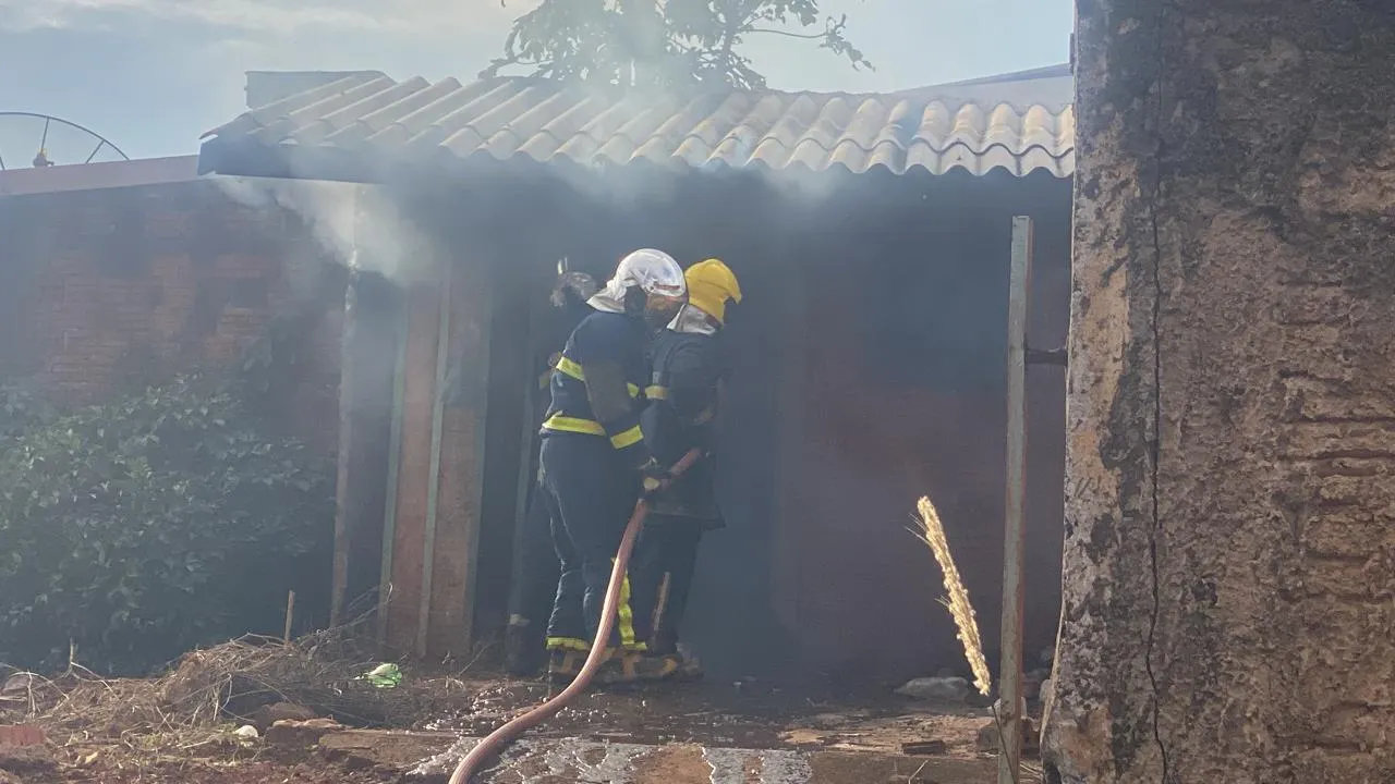 Imagem descritiva da notícia Incêndio destrói casa 
no distrito de Vila Reis