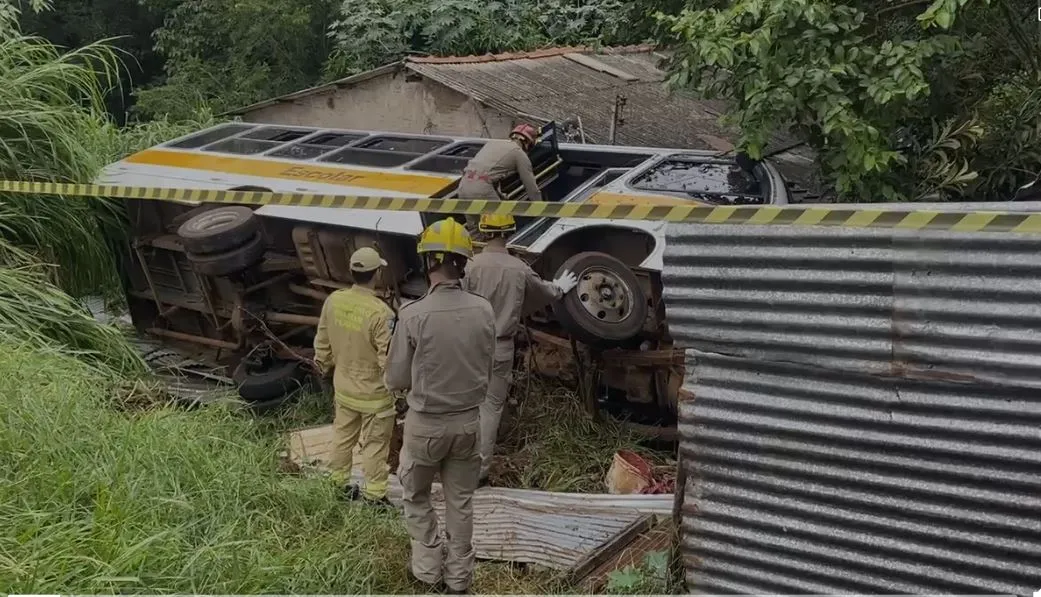 Imagem descritiva da notícia Dezesseis estudantes ficam feridos após ônibus tombar em Apucarana