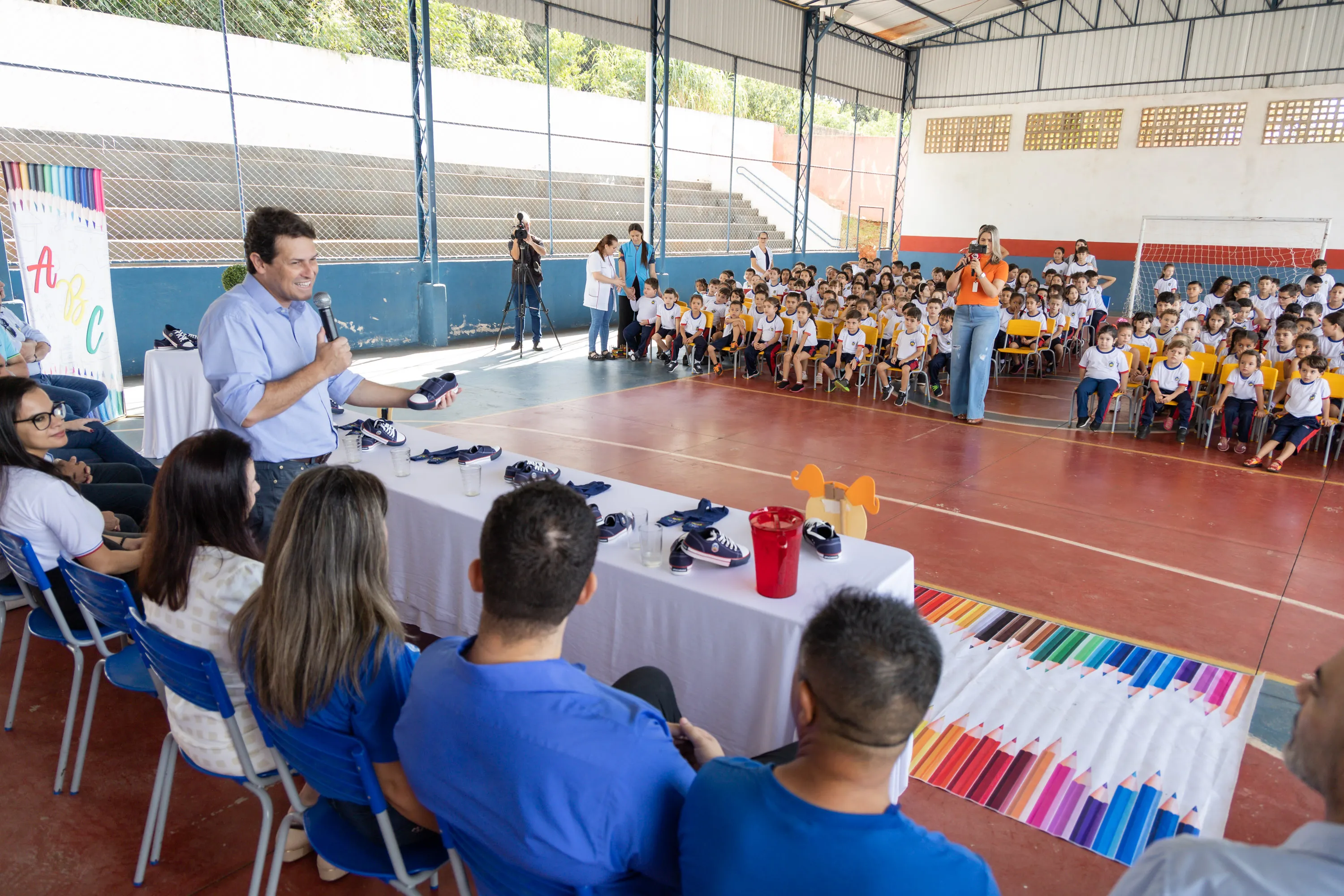 Imagem descritiva da notícia Educação de Apucarana faz entrega de tênis para os alunos