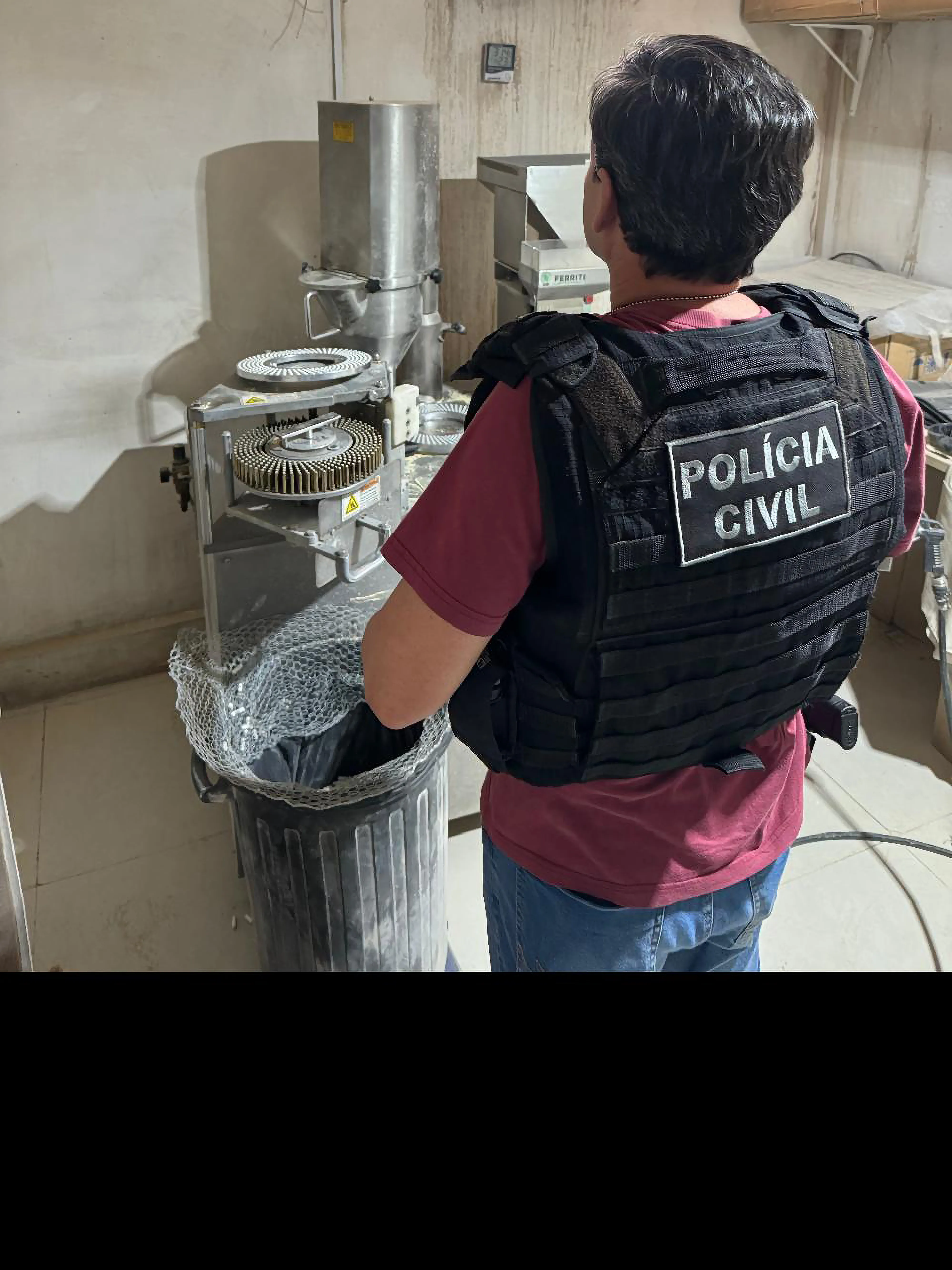 Imagem descritiva da notícia Fábrica clandestina produzia 100 mil cápsulas por dia em Jandaia