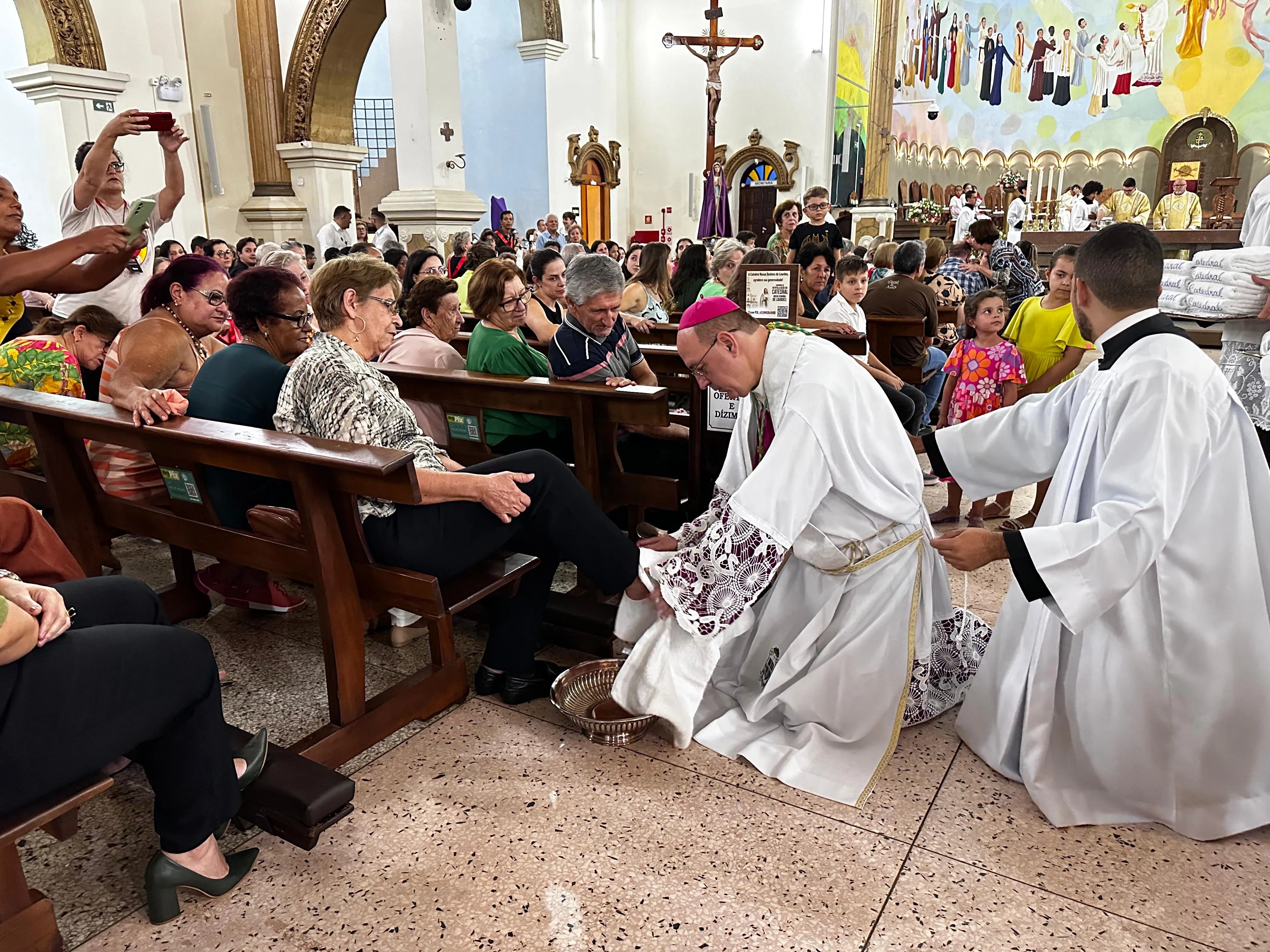 Imagem descritiva da notícia Missa do Lava-Pés lota Catedral de Apucarana e abre Tríduo Pascal