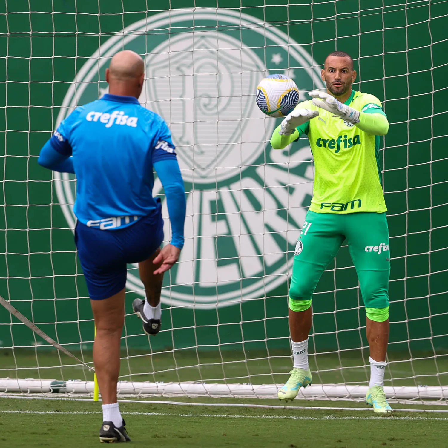 O goleiro Weverton, da SE Palmeiras, durante treinamento, na Academia de Futebol. (Foto: Cesar Greco/Palmeiras/by Canon)