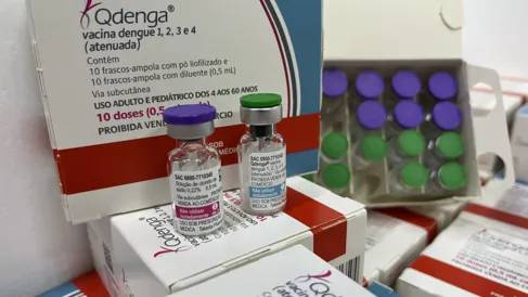 Imagem descritiva da notícia MS autoriza nova faixa etária da vacina da dengue em alguns estados