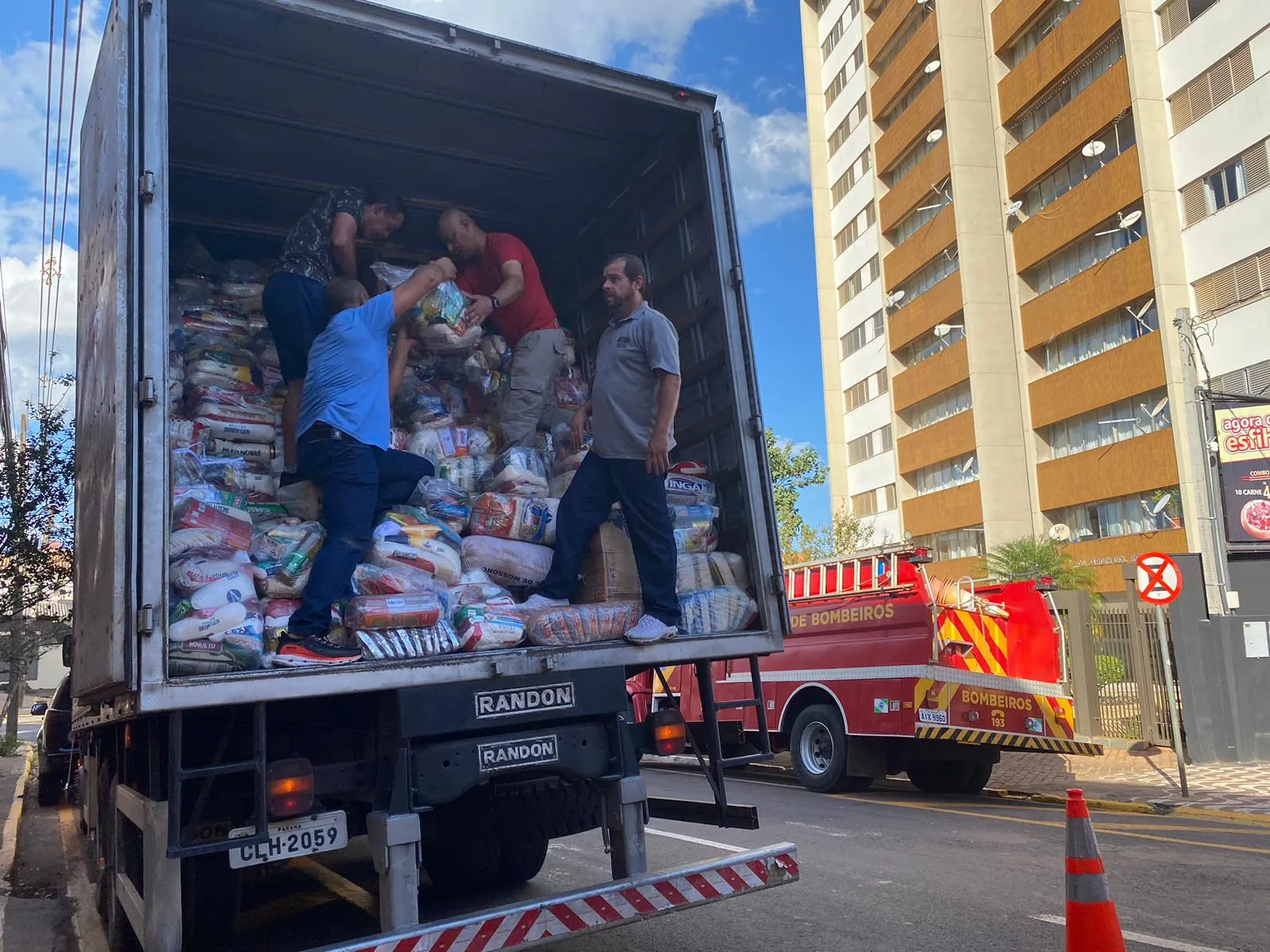 Imagem descritiva da notícia Apucarana já arrecadou 80 toneladas de donativos para o RS