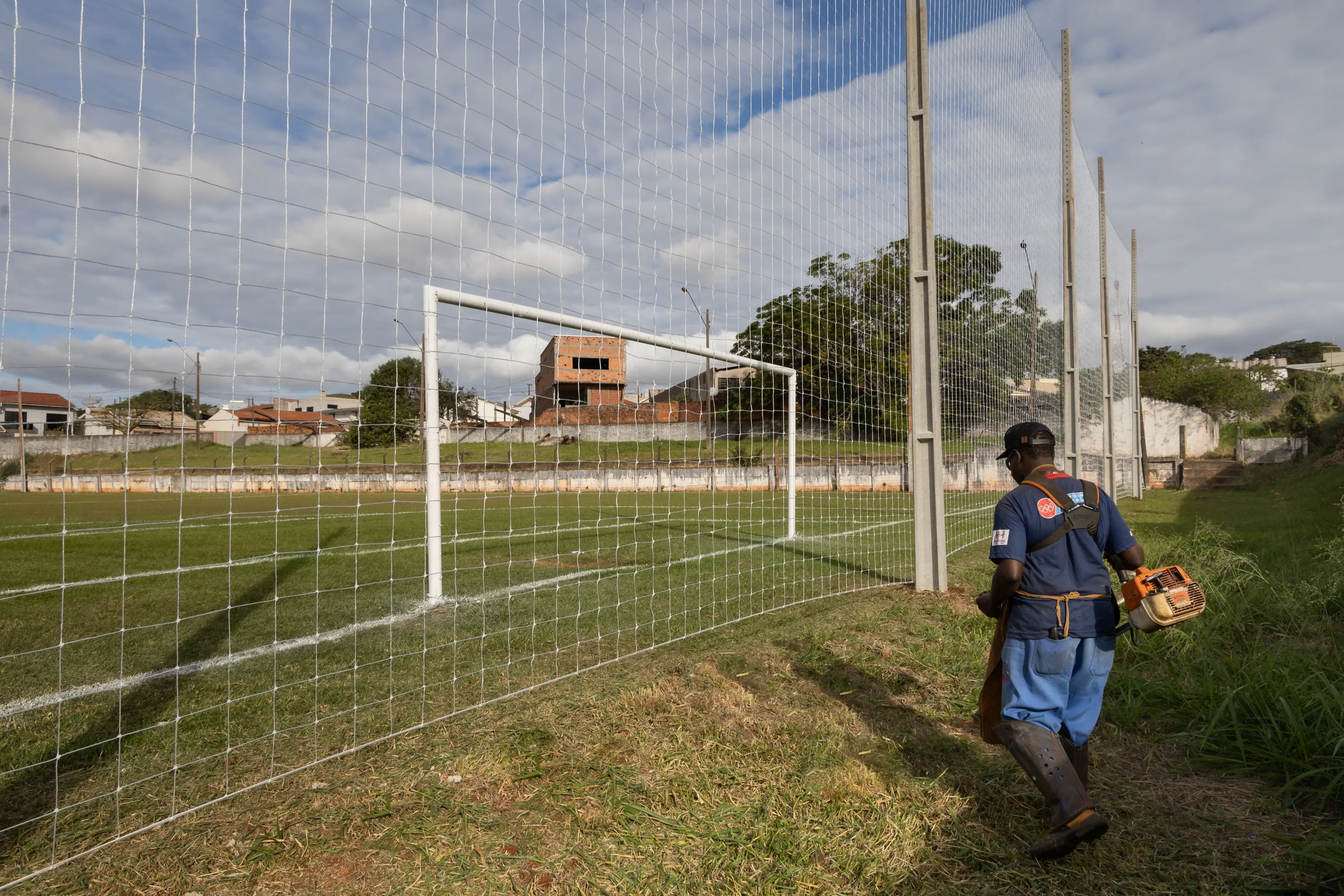 Imagem descritiva da notícia Apucarana leva ação de manutenção para praças esportivas