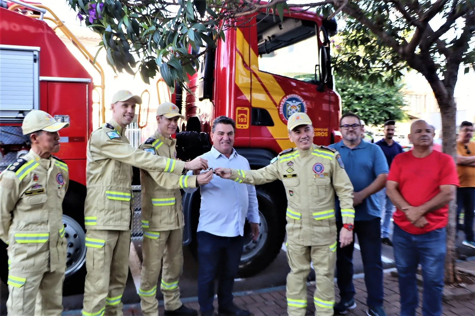 Imagem descritiva da notícia Corpo de Bombeiros de Arapongas recebe novo caminhão