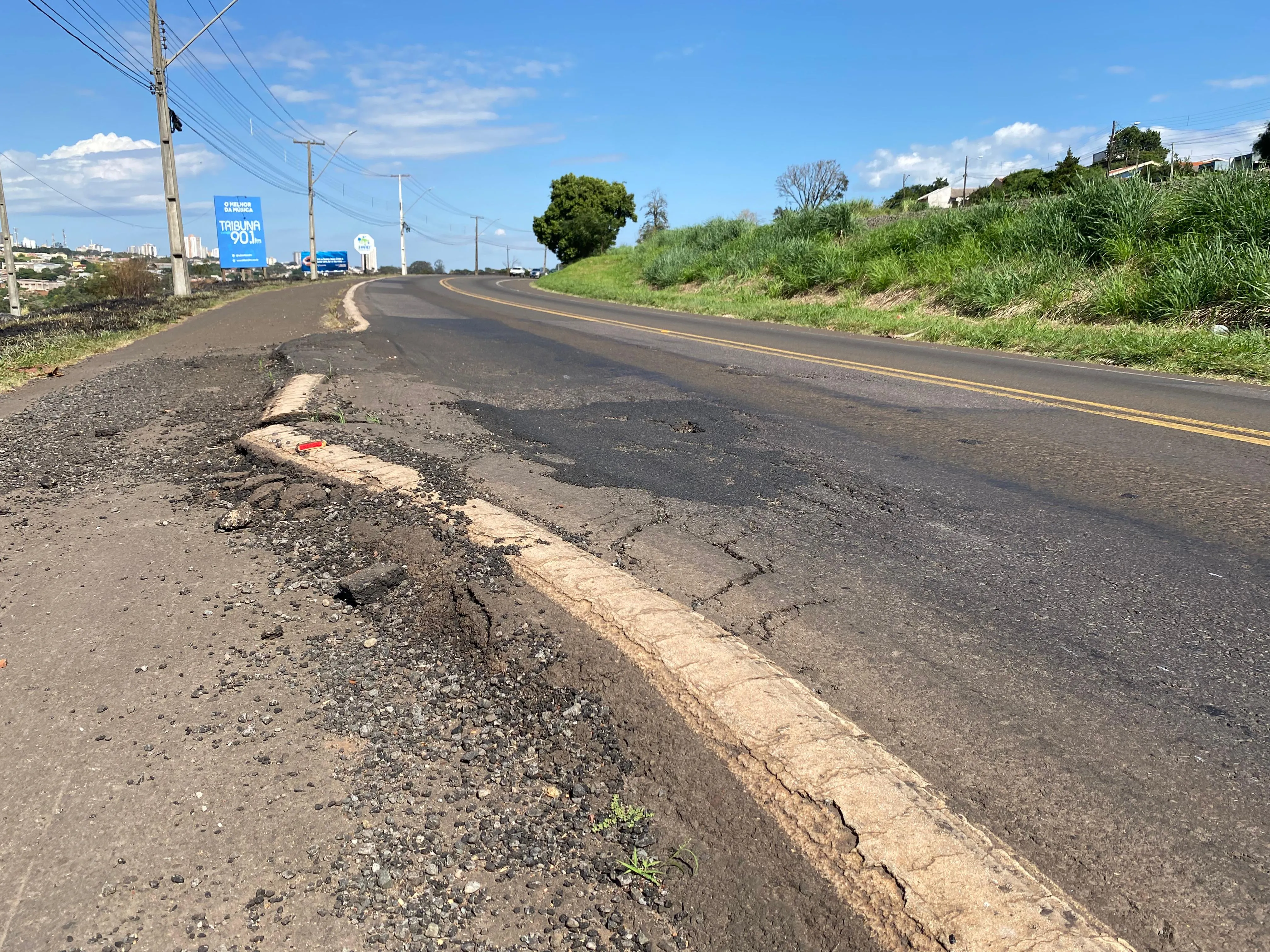Imagem descritiva da notícia Buracos e desníveis no acesso a Apucarana irritam motoristas