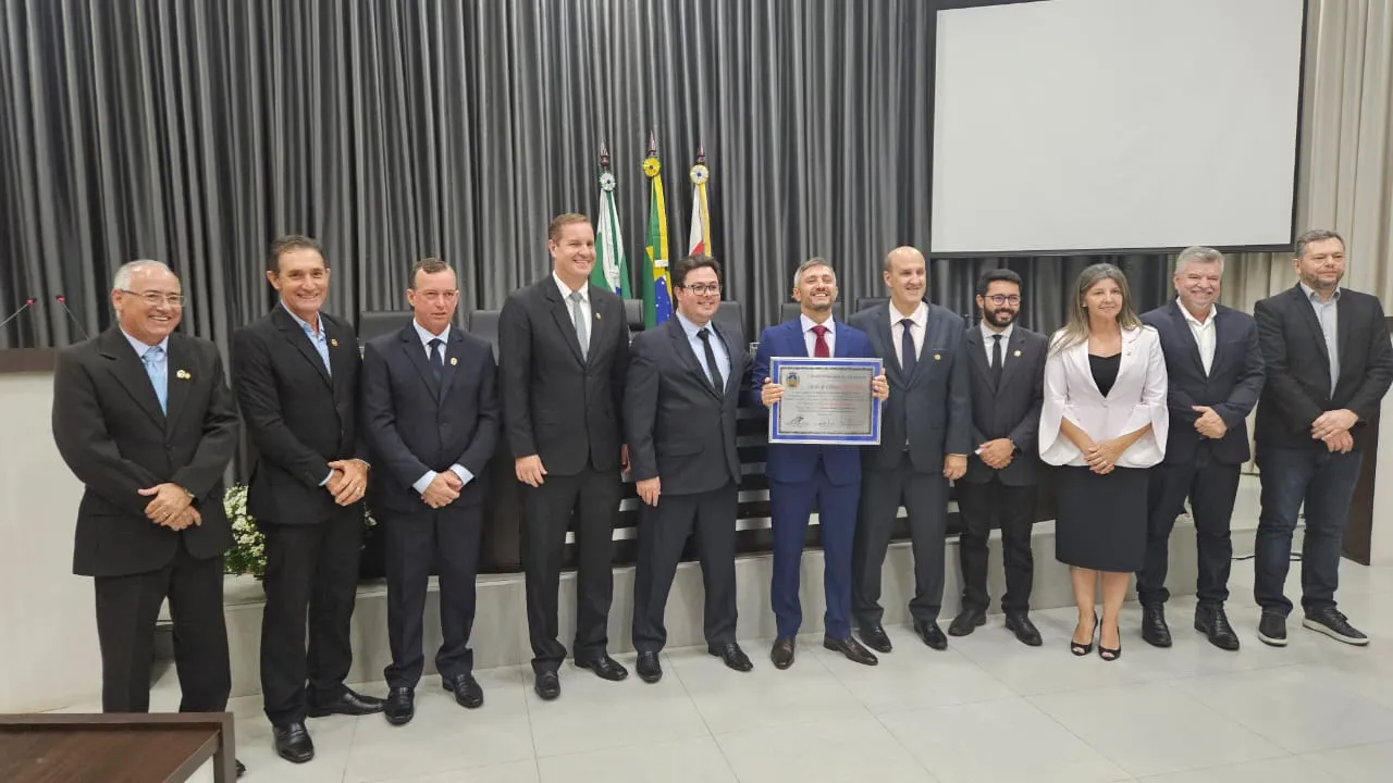 Imagem descritiva da notícia Câmara de Apucarana homenageia delegado de polícia