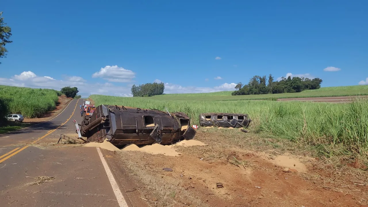 Imagem descritiva da notícia Carreta bitrem tomba na PR-466 em Jandaia