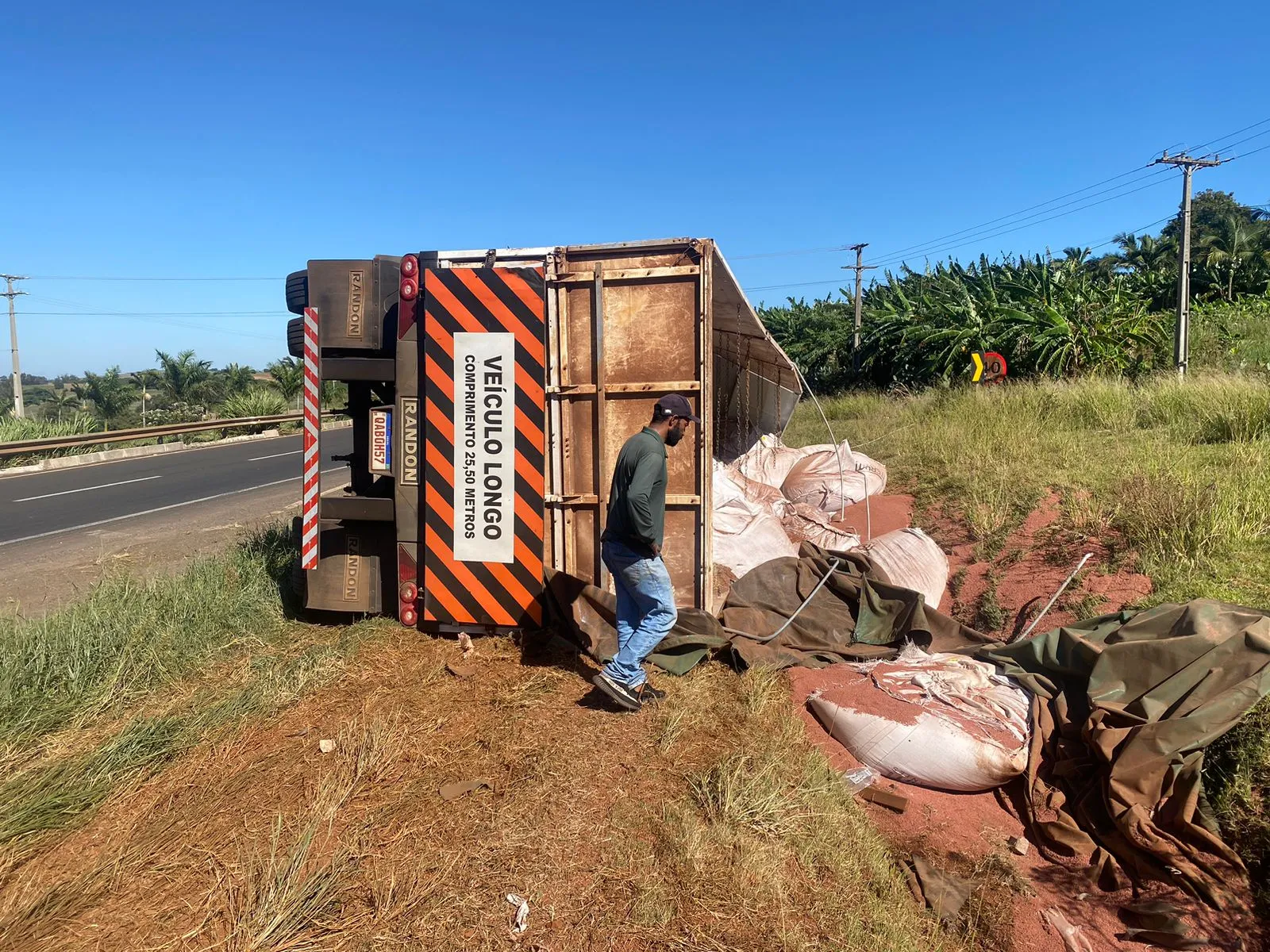 Imagem descritiva da notícia Carreta perde controle e tomba no viaduto do Pirapó