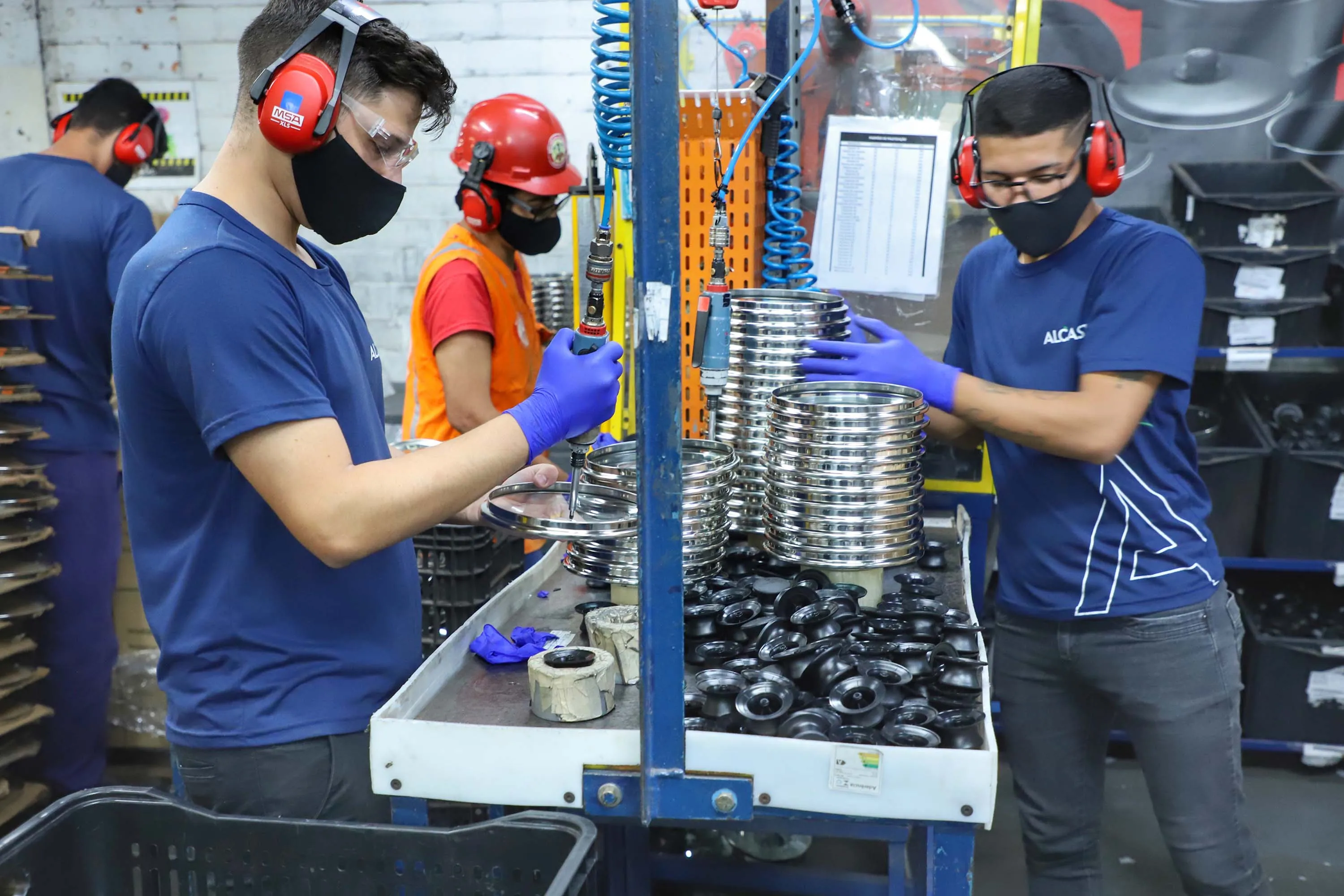 Os setores que mais empregaram jovens no Paraná através do sistema foram a indústria