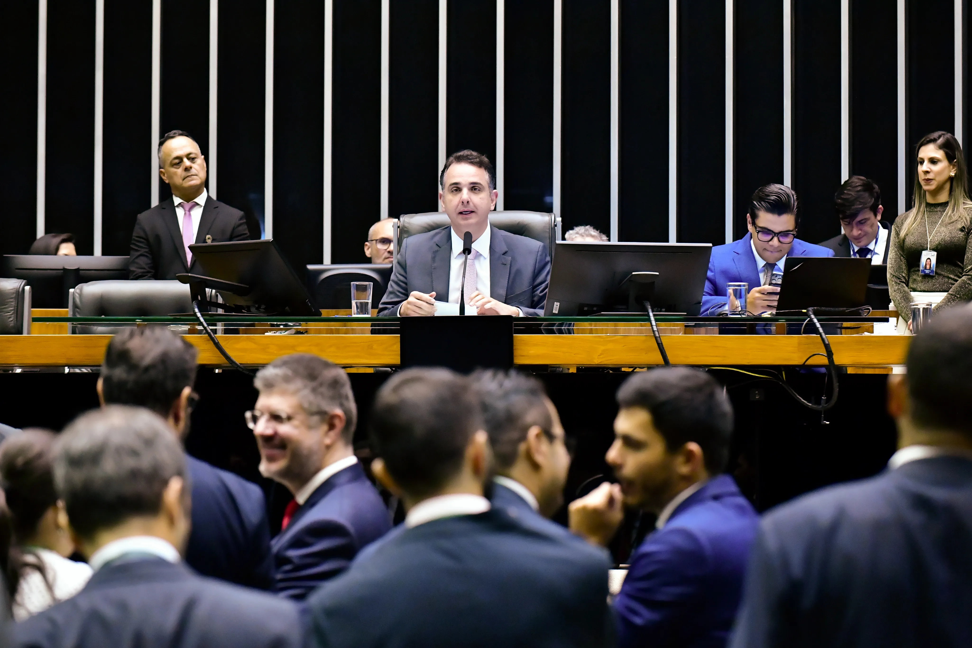 Plenário da Câmara dos Deputados durante sessão conjunta do Congresso Nacional destinada à deliberação dos vetos de nºs 46 de 2021; 30, 64 (dispositivos 001 a 043 e 045 a 047) e 65 de 2022, 8 (dispositivos 001 e 002), 9, 14, 17, 18, 26, 35, 36, 37 e 39 a 49 de 2023; 1 a 8 de 2024; dos PLNs nºs 4 e 12 de 2024 e do PRN 2 de 2024.

Mesa: 
presidente do Senado Federal, senador Rodrigo Pacheco (PSD-MG), conduz sessão; 
secretário-geral da Mesa do Senado Federal, Gustavo A. Sabóia Vieira.  

Foto: Waldemir Barreto/Agência Senado