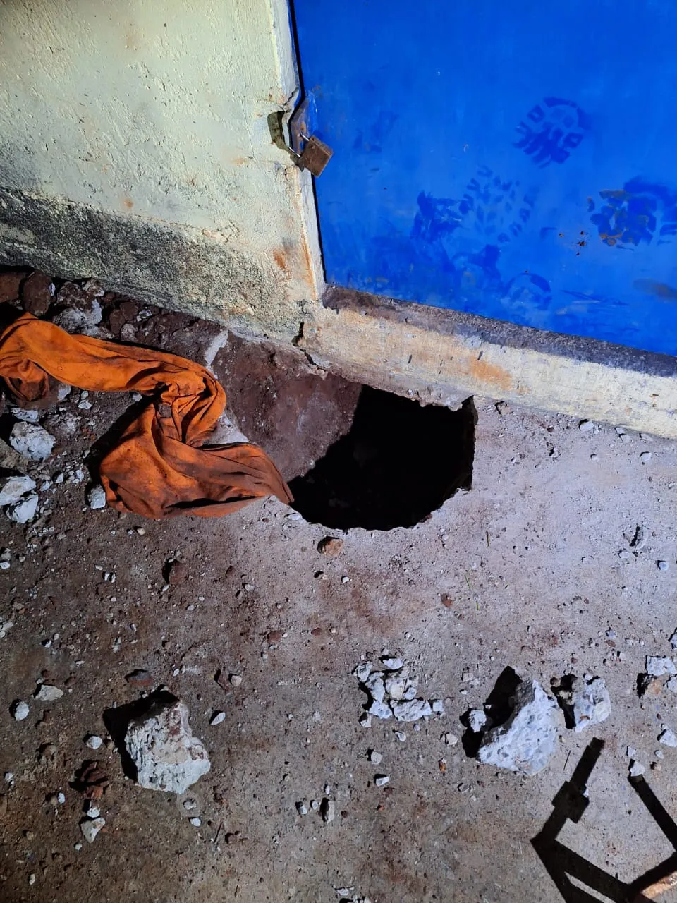 Imagem descritiva da notícia Presos escavam túnel e fogem
da Cadeia Pública de Apucarana