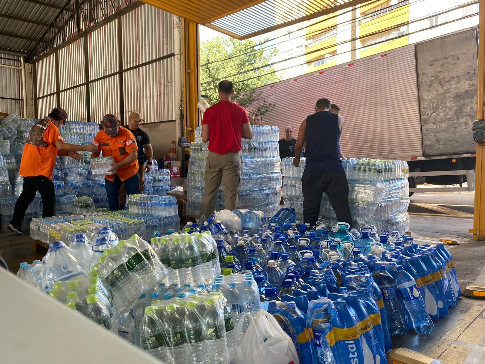 Imagem descritiva da notícia Região inicia envio de doações para vítimas das enchentes