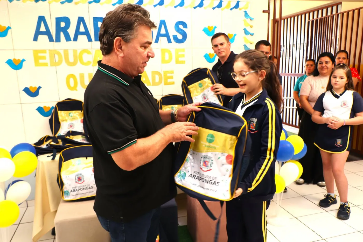 Imagem descritiva da notícia Arapongas entrega mochilas para alunos da rede municipal