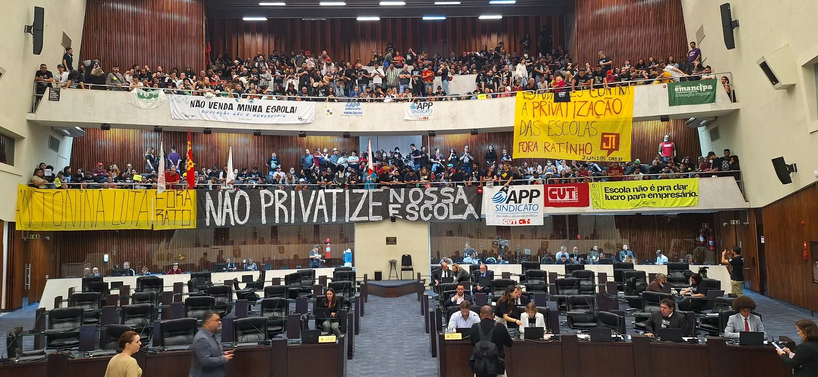 Imagem descritiva da notícia Deputados aprovam em 1º turno projeto que terceiriza 200 escolas