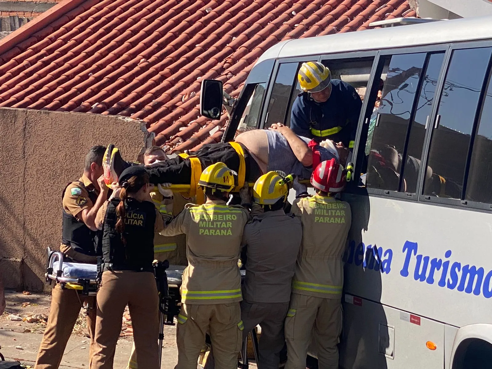 Imagem descritiva da notícia Acidente com micro-ônibus deixa dois feridos em Apucarana