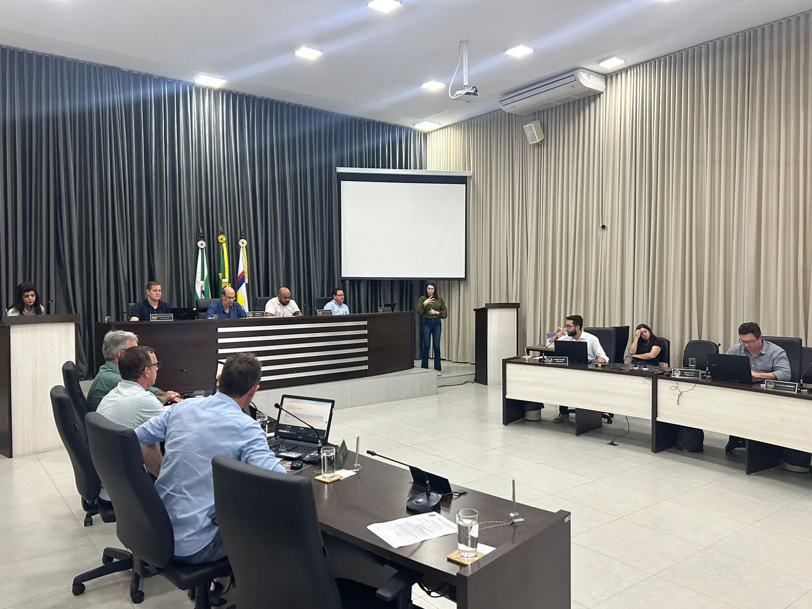 Imagem descritiva da notícia Câmara de Apucarana aprova dois projetos em sessão curta